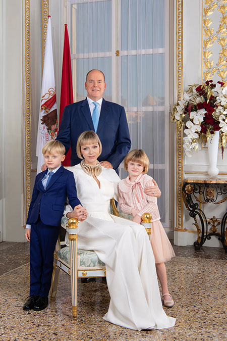 Князь Монако Альбер и княгиня Шарлен выпустили новый семейный портрет по особенному случаю Монархи,Новости монархов