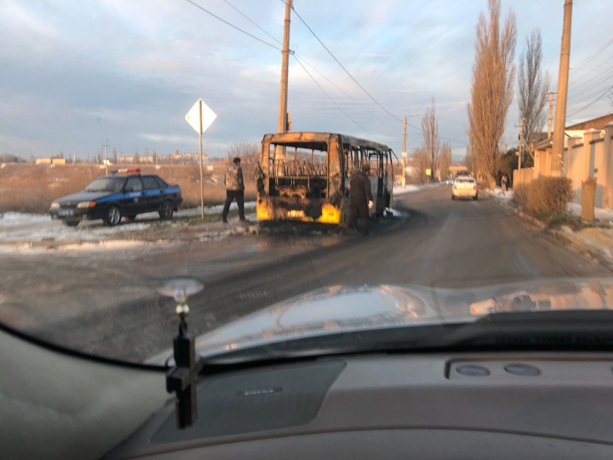 В Симферополе на ходу загорелся автобус: ТС полностью сгорело 4