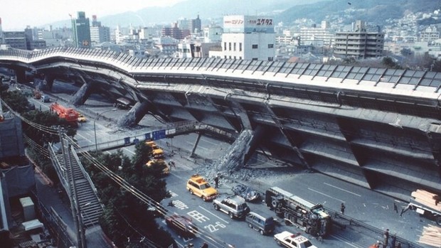 История одной фотографии: рухнувшая эстакада в японском Кобе, январь 1995 года интересное,интересные факты,история,факты