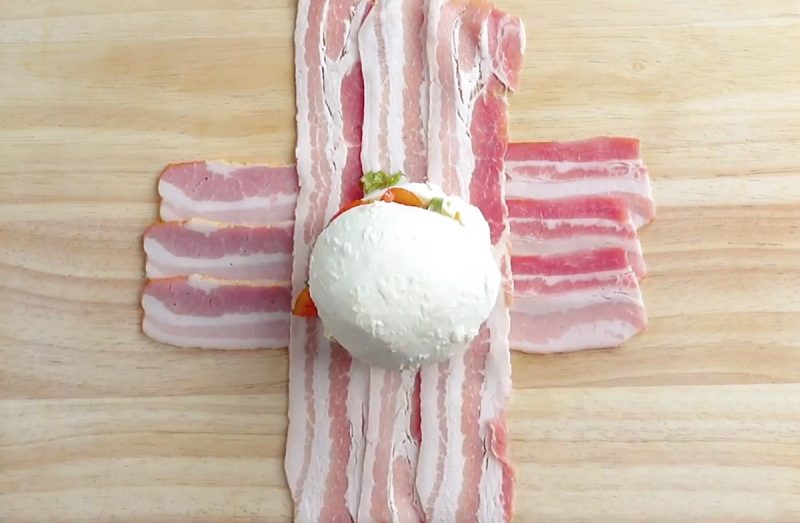 тосот с беконом и яйцом. закуска с беконом. прошутто моцарелла. бекон моцарелла. карпаччо с ветчиной.