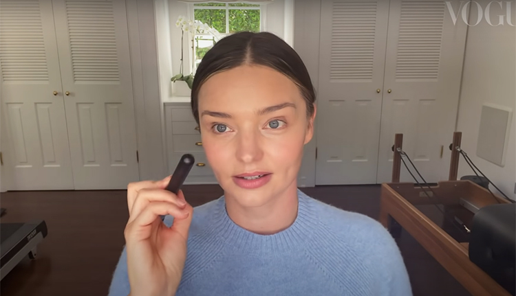 Камень гуаша, чайная ложка и массажная щетка: Миранда Керр рассказала, как подготовиться к свиданию в домашних условиях Красота,Уход за кожей и волосами