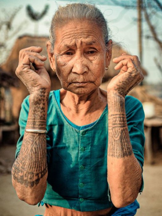 Одна из последних женщин с татуировками в племени.