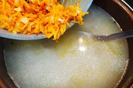 Традиционный рассольник с перловой крупой первые блюда,супы