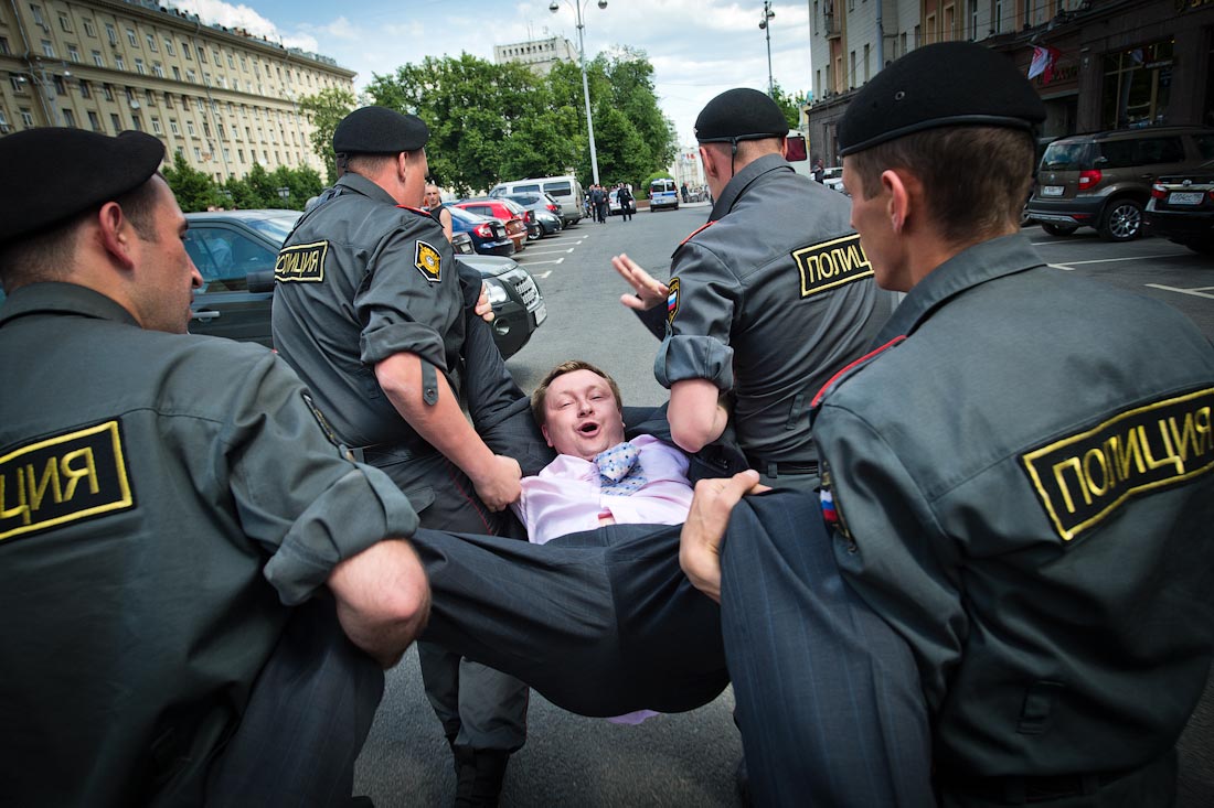 Башлять это. Полиция скручивает человека.