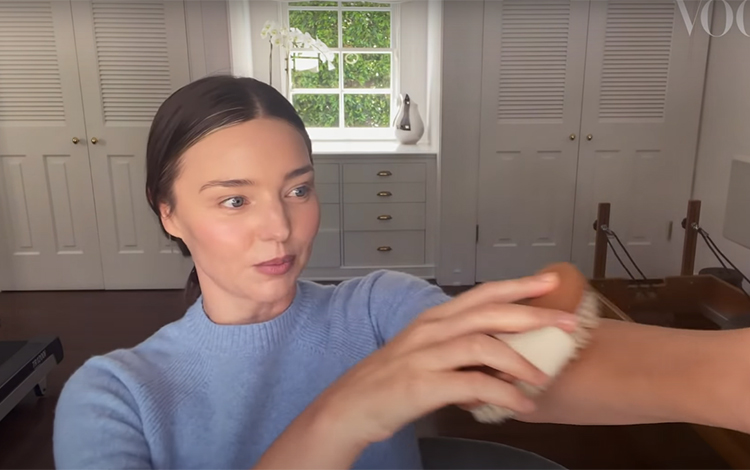 Камень гуаша, чайная ложка и массажная щетка: Миранда Керр рассказала, как подготовиться к свиданию в домашних условиях Красота,Уход за кожей и волосами