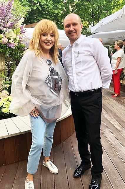 За столиком в любимой кафешке: Алла Пугачева, Максим Галкин и другие звезды на открытии кафе Валентина Юдашкина За столиком в любимой кафешке: Алла Пугачева, Максим Галкин и другие звезды на открытии кафе Валентина Юдашкина Хроника