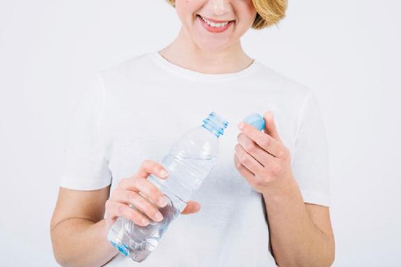 Учёные рассказали, чем опасна вода из пластиковых бутылок