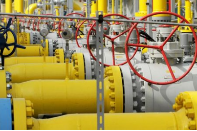 Valves and pipelines are pictured at the Gaz-System gas distribution station in Gustorzyn, central Poland, September 12, 2014. REUTERS/Wojciech Kardas/Agencja Gazeta
