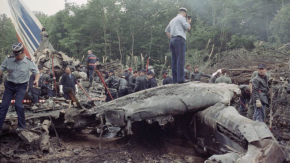 26 Ð¸ÑŽÐ½Ñ 1988 Ð³Ð¾Ð´Ð Ð½Ð ÐÐ²Ð¸ÐÑˆÐ¾Ñƒ Ñ€ÑÐ´Ð¾Ð¼ Ñ Ñ„Ñ€ÐÐ½Ñ†ÑƒÐÑÐºÐ¸Ð¼ ÐÑÑ€Ð¾Ð¿Ð¾Ñ€Ñ‚Ð¾Ð¼ Ð‘ÐÐÐÐÑŒ-ÐœÑƒÐÑŽÐ-ÐÑ€ÐÐ¹ÐÑƒÑ€Ð³ Ñ€ÐÐÐÐ¸ÐÑÑ A-320 ÐºÐ¾Ð¼Ð¿ÐÐ½Ð¸Ð¸ Air France. ÐžÐ½ Ð´Ð¾ÐÐÐÐ½ ÐÑ‹Ð Ð¿Ñ€Ð¾ÐÐÑ‚ÐÑ‚ÑŒ Ð½ÐÐ´ Ð²ÐÐÐÑ‚Ð½Ð¾-Ð¿Ð¾ÑÐÐ´Ð¾Ñ‡Ð½Ð¾Ð¹ Ð¿Ð¾ÐÐ¾ÑÐ¾Ð¹ Ð½Ð Ð²Ñ‹ÑÐ¾Ñ‚Ð 10 Ð¼ Ð¸ ÑƒÐ¹Ñ‚Ð¸ Ð½Ð Ð²Ñ‚Ð¾Ñ€Ð¾Ð¹ ÐºÑ€ÑƒÐ³, Ð½Ð¾ Ð¸Ð-ÐÐ Ð¿Ð¾ÐÐ´Ð½ÐÐ³Ð¾ Ð²ÐºÐÑŽÑ‡ÐÐ½Ð¸Ñ Ð²ÐÐÐÑ‚Ð½Ð¾Ð³Ð¾ Ñ€ÐÐÐ¸Ð¼Ð Ð´Ð²Ð¸Ð³ÐÑ‚ÐÐÐÐ¹ Ð½Ð ÑÐ¼Ð¾Ð³ Ð½ÐÐÑ€ÐÑ‚ÑŒ Ð²Ñ‹ÑÐ¾Ñ‚Ñƒ, ÐÐÐ´ÐÐ Ð²ÐÑ€Ñ…ÑƒÑˆÐºÐ¸ Ð´ÐÑ€ÐÐ²ÑŒÐÐ² Ð² ÐºÐ¾Ð½Ñ†Ð Ð’ÐŸÐŸ Ð¸ ÑƒÐ¿ÐÐ Ð² ÐÐÑ. ÐŸÐ¾Ð³Ð¸ÐÐÐ¸ Ñ‚Ñ€Ð¾Ð Ð¸Ð 130 Ð¿ÐÑÑÐÐÐ¸Ñ€Ð¾Ð² Ð¸ ÑˆÐÑÑ‚ÑŒ Ñ‡ÐÐÐ½Ð¾Ð² ÑÐºÐ¸Ð¿ÐÐÐ. Ðš ÐÐ²ÐÑ€Ð¸Ð¸ Ð¿Ñ€Ð¸Ð²ÐÐÐ ÑÐÑ€Ð¸Ñ Ð¾ÑˆÐ¸ÐÐ¾Ðº ÑÐºÐ¸Ð¿ÐÐÐ