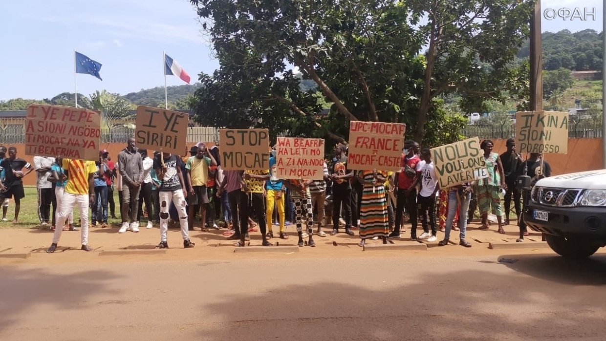 «Мы не рабы»: ошибки стратегии Макрона привели Францию к провалу в ЦАР «Мы не рабы»: ошибки стратегии Макрона привели Францию к провалу в ЦАР Весь мир