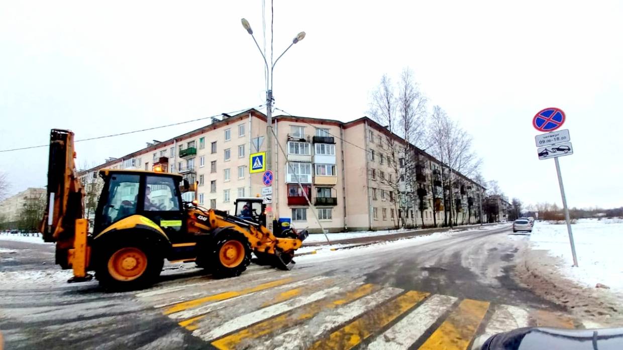 Коммунальные службы Петербурга создают видимость работы в центре, пока районы утопают в снегу