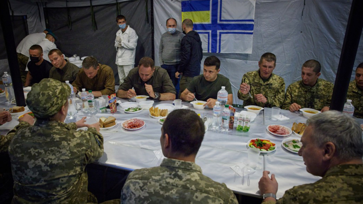 Зеленский попал в скандал из-за обеда без тарелок с военными 