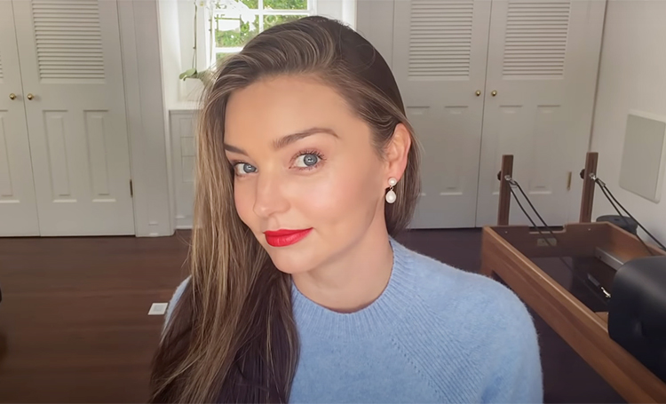 Камень гуаша, чайная ложка и массажная щетка: Миранда Керр рассказала, как подготовиться к свиданию в домашних условиях