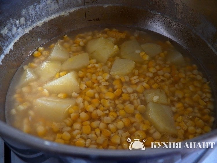 Суп-пюре из свежей кукурузы перец, кастрюлю, можно, кукурузу, отвара, налить, отвар, картофель, целый, проварить, часть, добавить, конце, молотый, выложить, варки, минут, кукуруза, нарезать, ложку