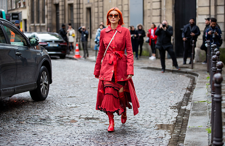 C чем носить трендовую красную юбку — 7 весенних сочетаний от модных стилистов