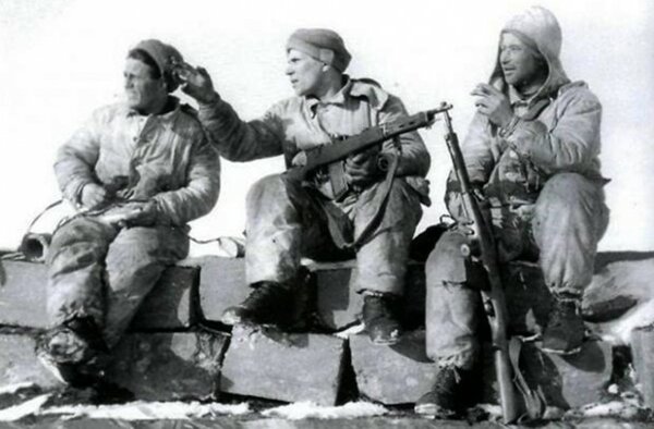 Советские лыжники с автоматами Федорова на захваченном финском доте Инк-6 во время советско-финской войны 1939-1940 гг.