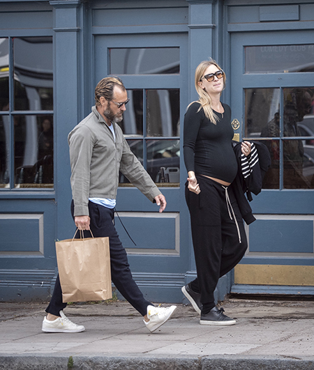 На финишной прямой: Джуд Лоу и беременная Филиппа Коэн на шопинге в Лондоне Дети,Беременные звезды