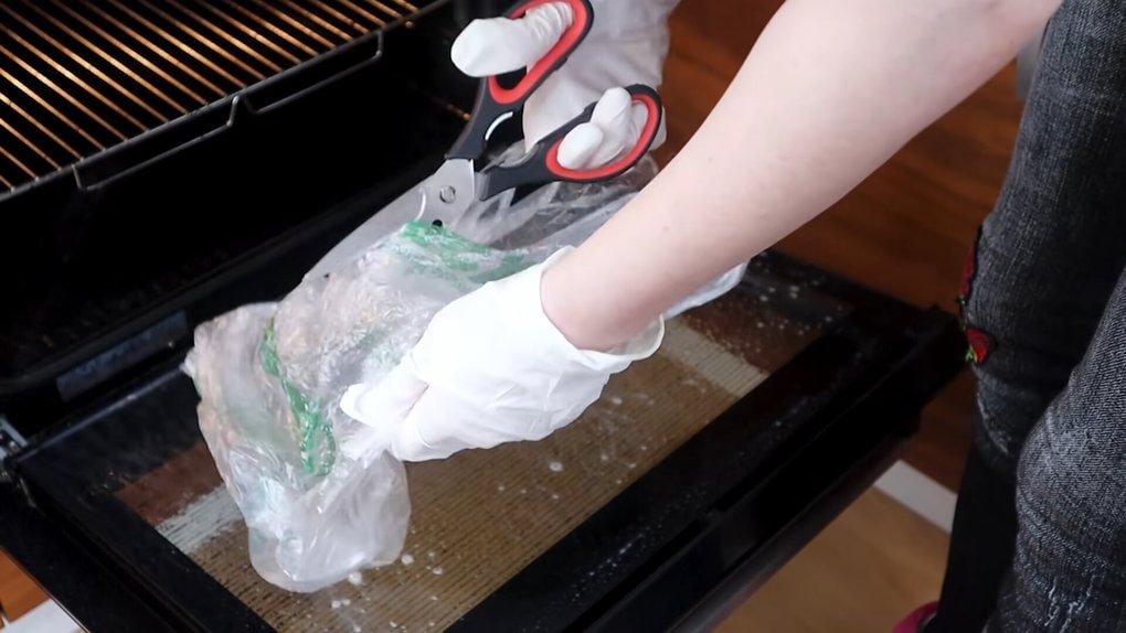 Супер-способ почистить духовку без проблем. Просто разложите полиэтиленовые пакеты полезные советы,уборка