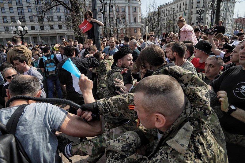 Казаки выпорют нагайками тех казаков, кто бил людей 5 мая ynews, интересное, казаки, митинг, наказание, обычаи, фото