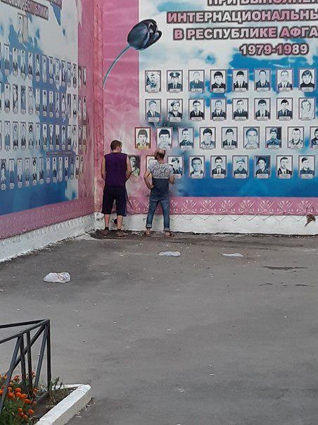 Саратовцы осудили двух справляющих нужду на фото афганцев мужчин Саратовцы осудили двух справляющих нужду на фото афганцев мужчин россия