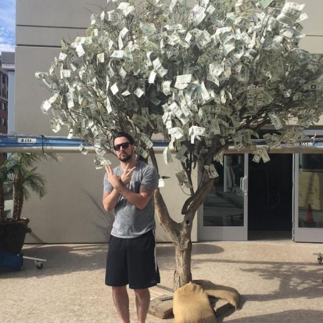 15 забавных кадров об обеспеченных людях, которые решили хвастануть своим достатком 15 забавных кадров об обеспеченных людях, которые решили хвастануть своим достатком