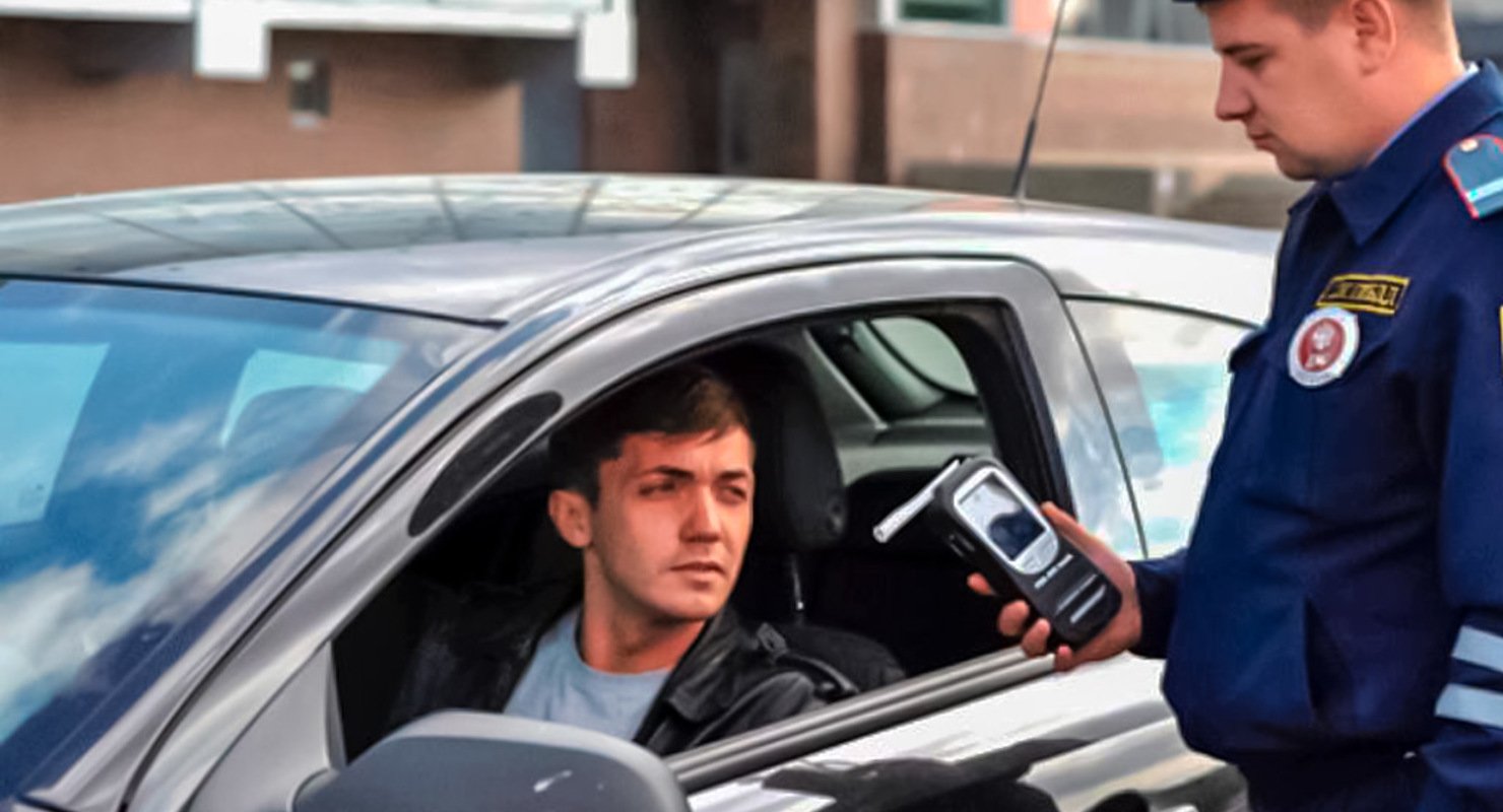 Инспектор ДПС требует подышать в трубку: юристы назвали 3 варианта грамотного ответа водителя