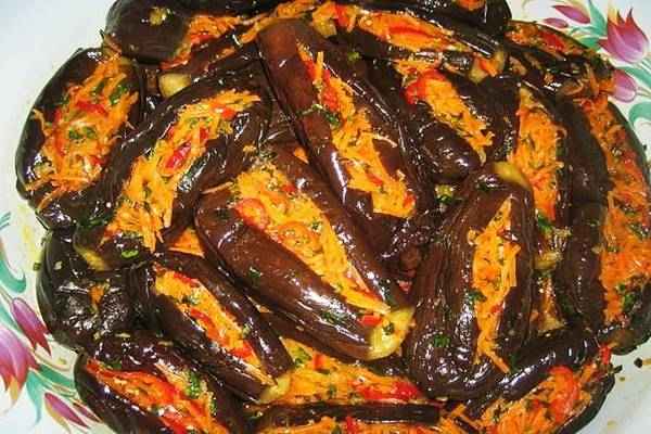 Зимний вариант фаршированных баклажанов в маринаде с овощной начинкой