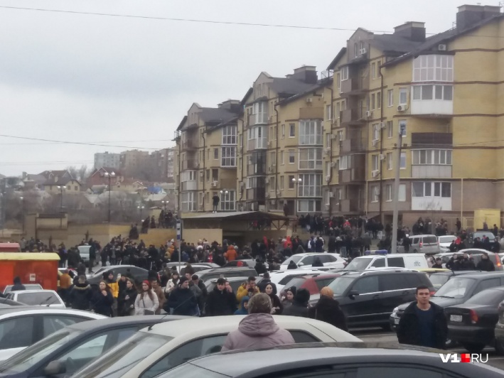 "Теперь скажите, что любите меня!" Сотни подростков и парящие банкноты-в Волгограде чеченский блогер раскидал деньги общество,россияне