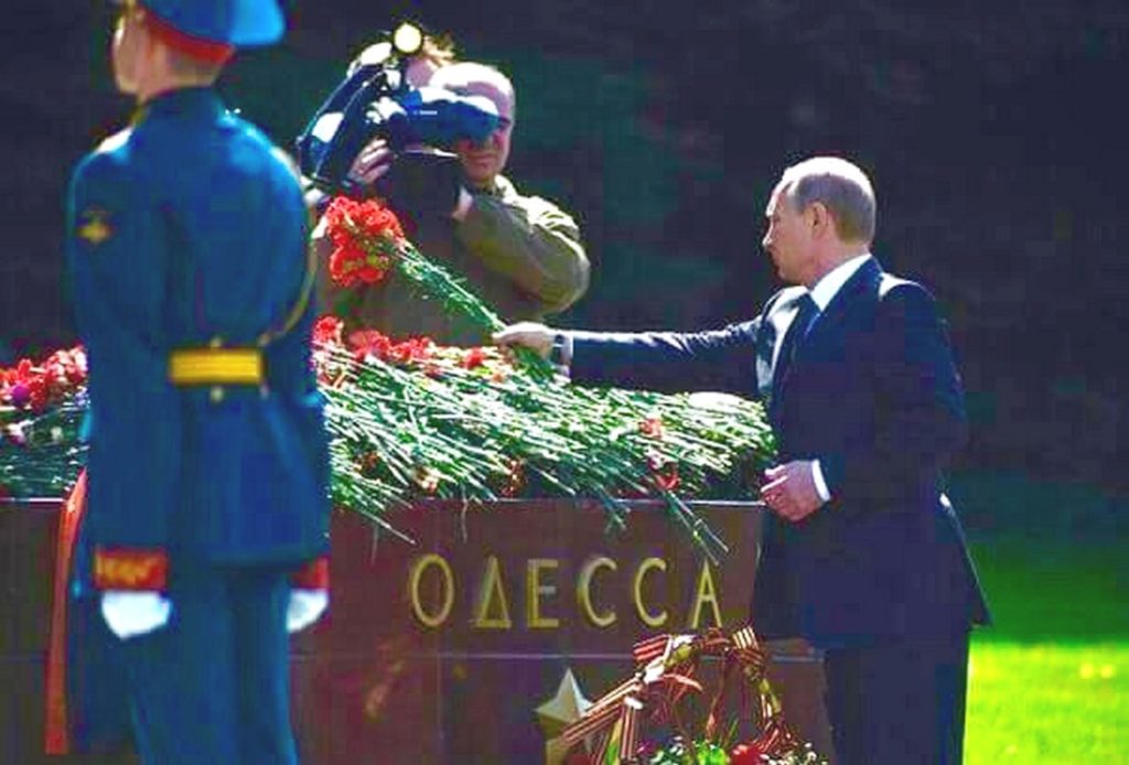Владимир Путин, несмотря на то, что ему целый день нужно было дрессировать Меркелиху, всё-таки нашёл время, чтобы тоже возложить цветы в память о погибших одесситах