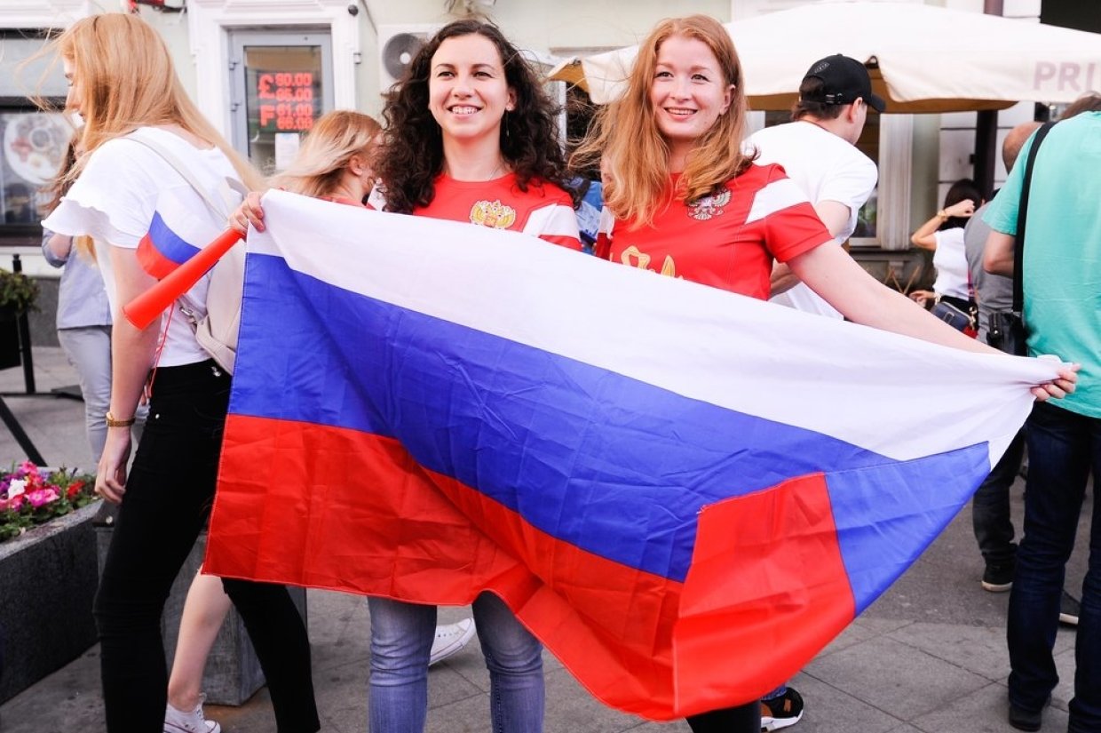 Риа фан. Молодежь с российским флагом. Человек с флагом. Россияне с флагами. Люди с российским флагом.
