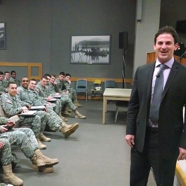 Директор Google Ideas Джаред Коэн делится своим видением геополитики с новобранцами армии США в лектории военной академии Вест-Поинт (West Point Military Academy), 26 февраля 2014 года