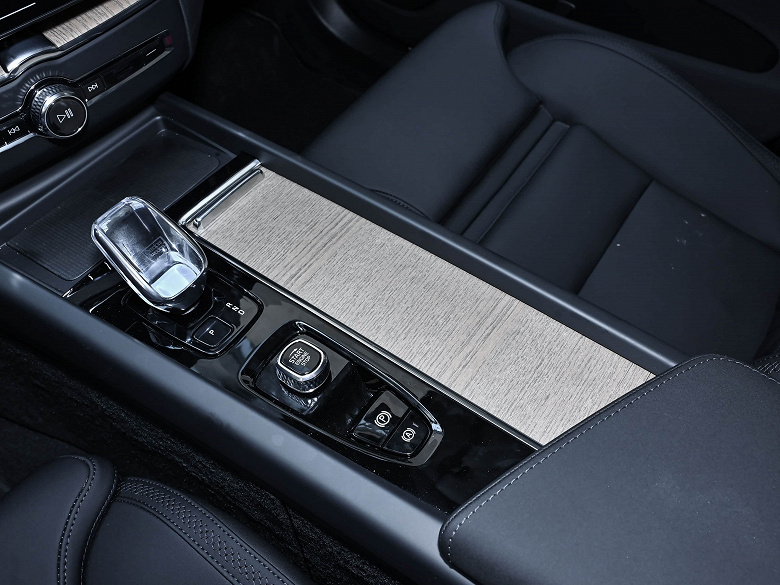 Самый популярный Volvo стал еще лучше. Представлен Volvo XC60 2026 T8 — 455 л.с., запас хода 1360 км и сразу скидка в 25 тысяч долларов