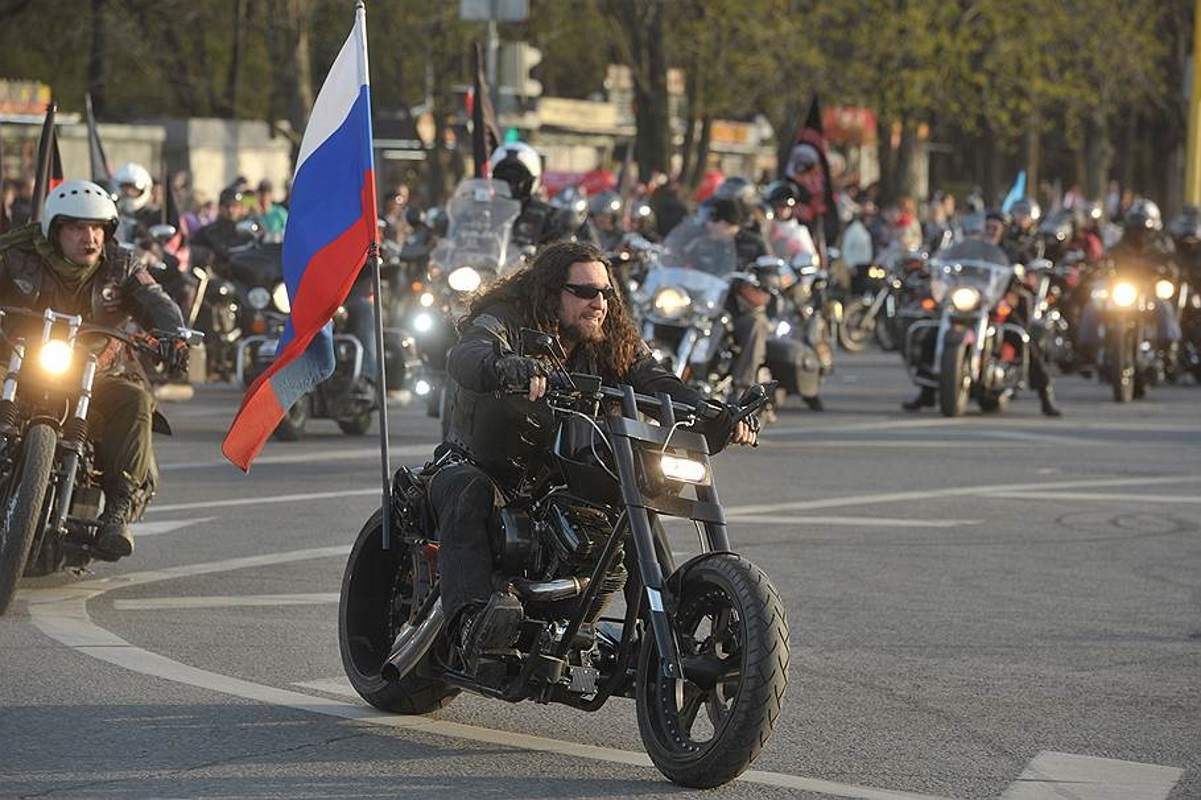 Ночные волки байкеры мотоколонна