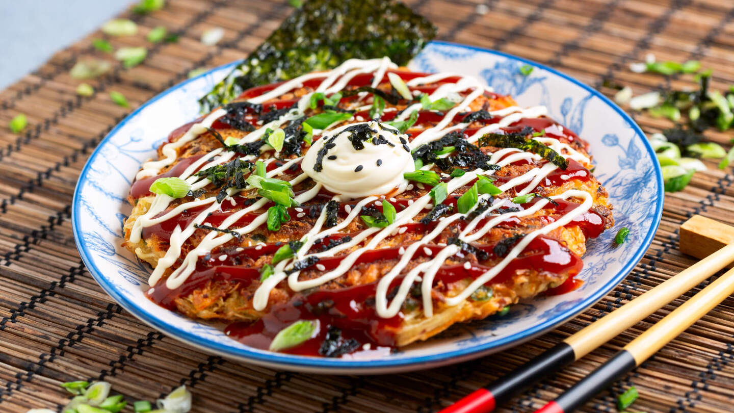 10 блинов, которые стоит испечь, пока не закончилась мука тесто, блины, сковороде, почти, раскатывают, маслом, складывают, прямо, готовят, сворачивают, молоко, остается, снова, сверху, пекут, часто, появились, Франции, гречневой, только