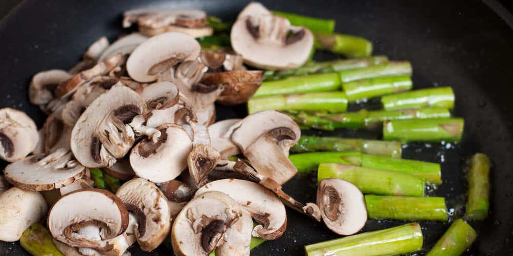 Спаржа с грибами на сковороде блюда из грибов,овощные блюда