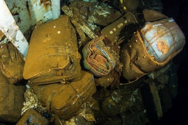 Подводная экскурсия по затонувшему теплоходу (20 фото)