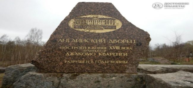 Каменная голова в центре Сергиевского парка в Петергофе