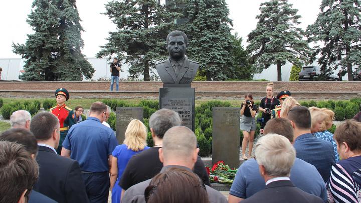 «Наш долг — продолжить дело Захарченко». В Донецке почтили память первого главы ДНР