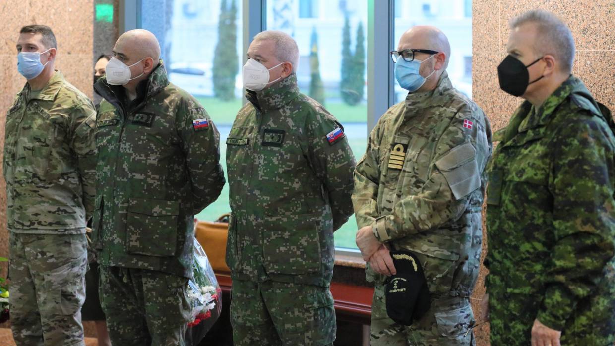 Представители иностранных военных делегаций на Украине