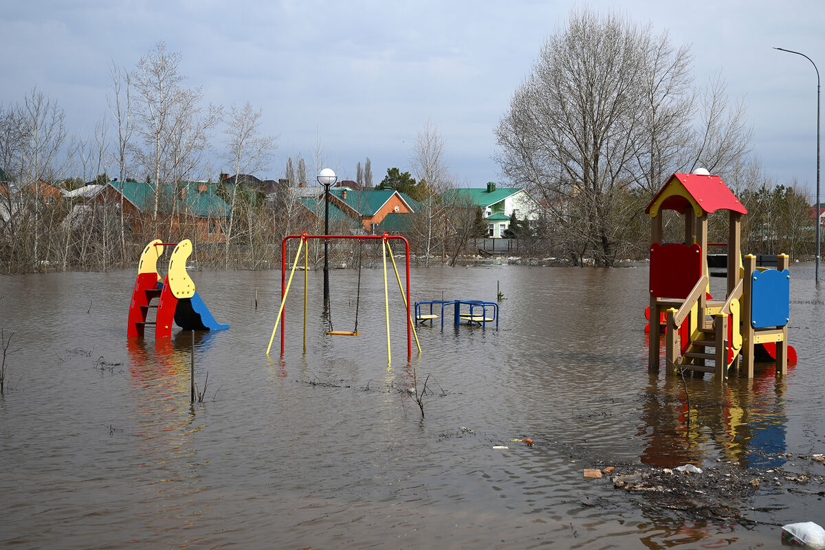 Путин поручил организовать отдых детей из пострадавших от паводков регионов