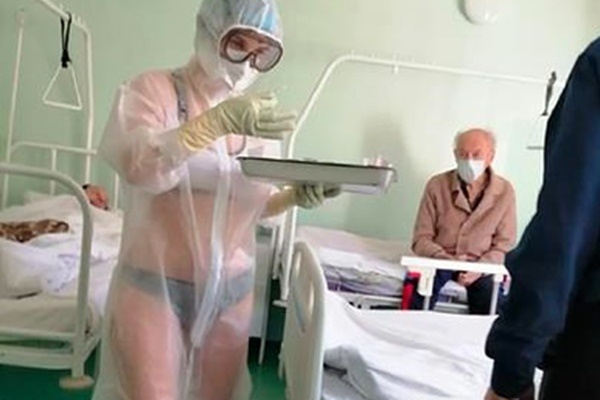 Тульскую медсестру наказали за прозрачный защитный костюм с бикини