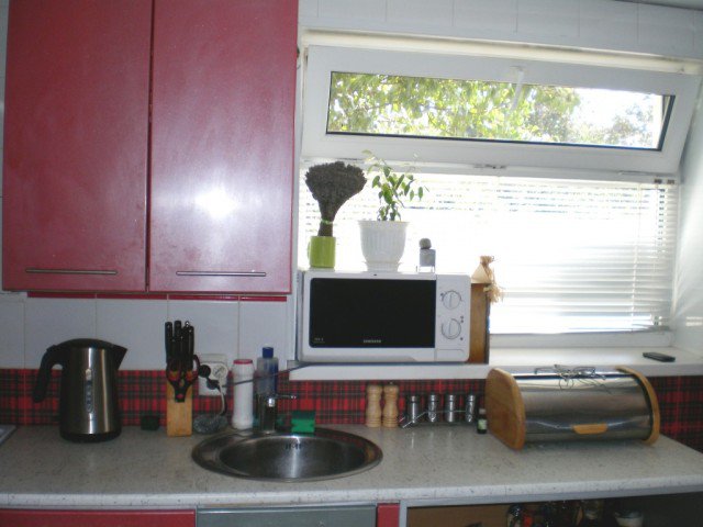 микроволновка на подоконнике можно ли. микроволновка на подоконнике. микроволновка на подоконнике на кухне. микроволновка на подоконнике на кухне. свч на подоконник в кухне.