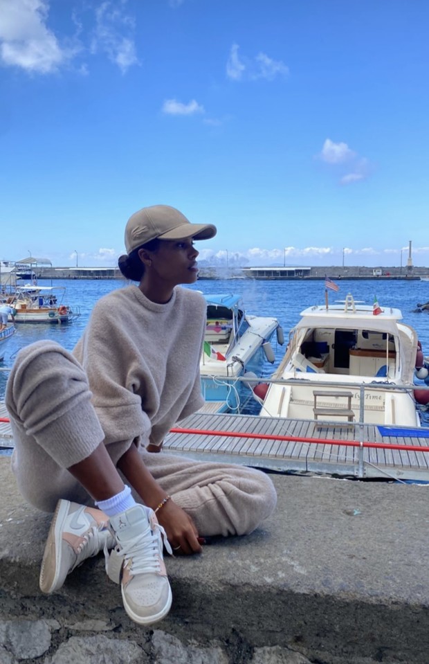 Фото №1 - Само совершенство: Тина Кунаки в уютном нюдовом костюме заставляет мечтать об осени