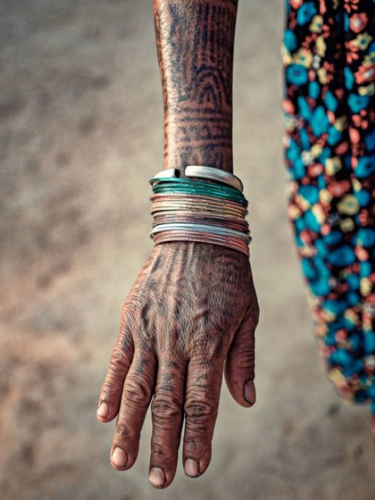 По другой версии, нанесение татуировок - обряд инициации для женщин.