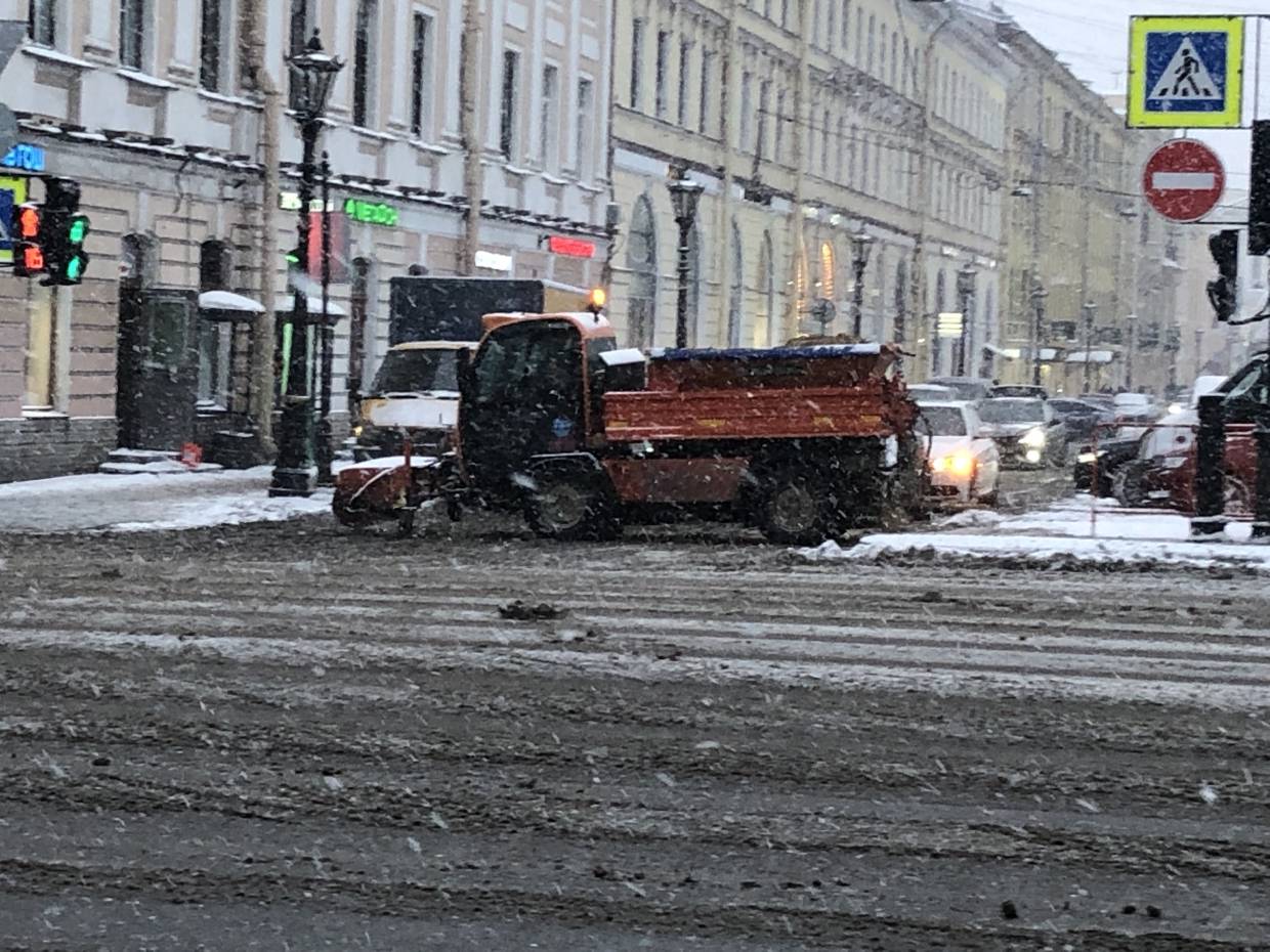 «Показуха и экономия во всем»: водитель автоколонны рассказал правду о зимней уборке Петербурга