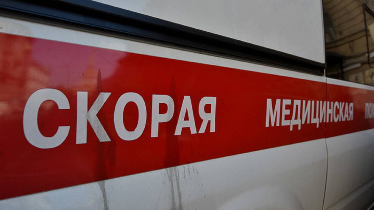 Спасатели на Сахалине несли через сугробы мужчину с инсультом до автомобиля скорой помощи