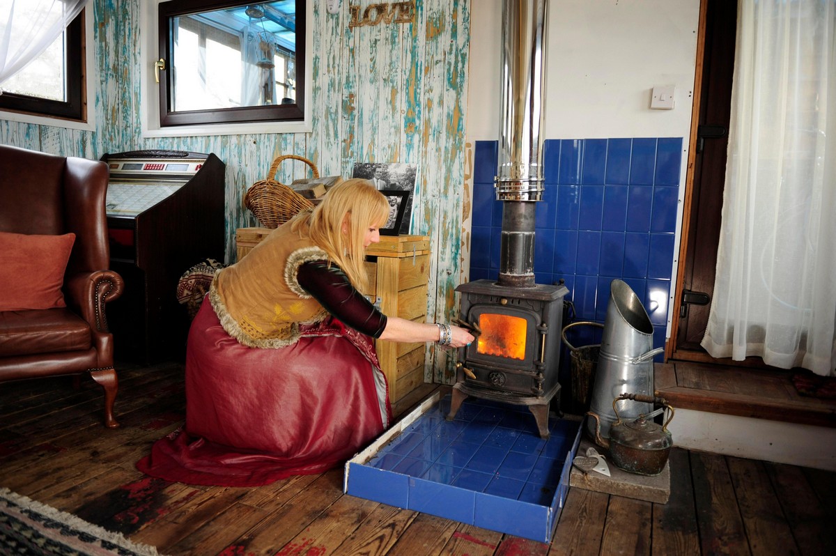 Пара превратила 100-летнюю лодку в ЭКО-дом своей мечты Пара превратила 100-летнюю лодку в ЭКО-дом своей мечты