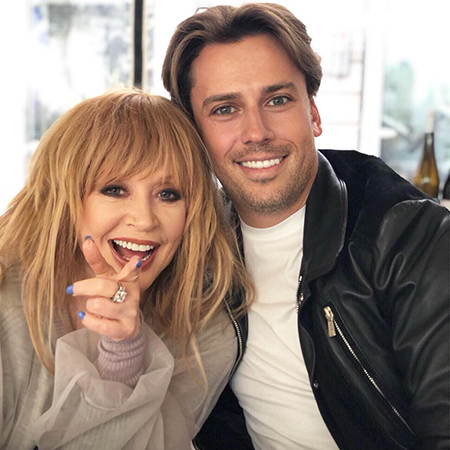 За столиком в любимой кафешке: Алла Пугачева, Максим Галкин и другие звезды на открытии кафе Валентина Юдашкина За столиком в любимой кафешке: Алла Пугачева, Максим Галкин и другие звезды на открытии кафе Валентина Юдашкина Хроника