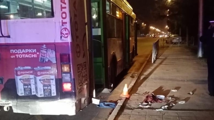 СК расследует гибель женщины, выпавшей из троллейбуса в Новосибирске