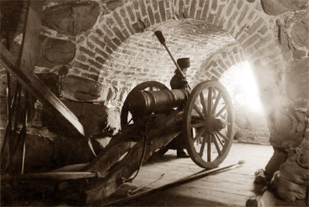 Пушка в башне Соловецкой крепости